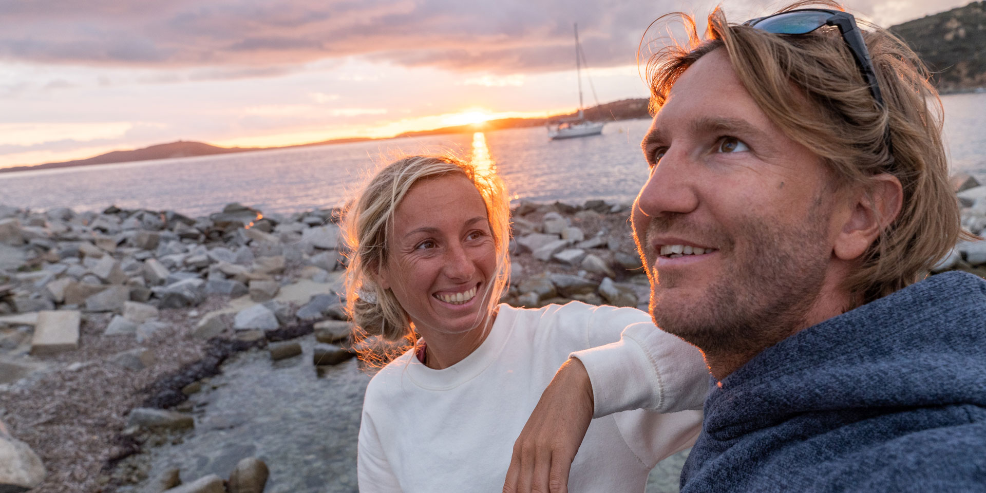 mx-happy-couple-in-love-outdoors-summer-night-sun-by-ocean-maxulin-supplement-for-men-testosteron-muscles-energy.jpg